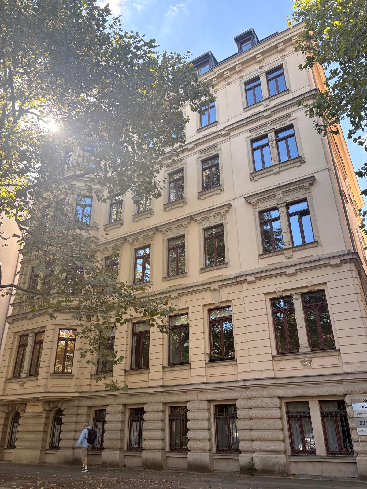 Gründerzeit-Fassade mit Stuckornamenten und Balkonen
