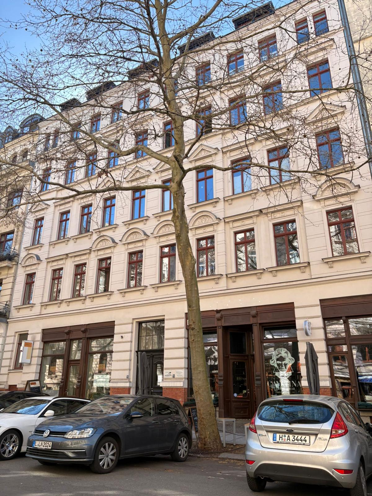 Gründerzeit-Wohn- und Geschäftshaus mit Ladenlokalen und Café im Erdgeschoss