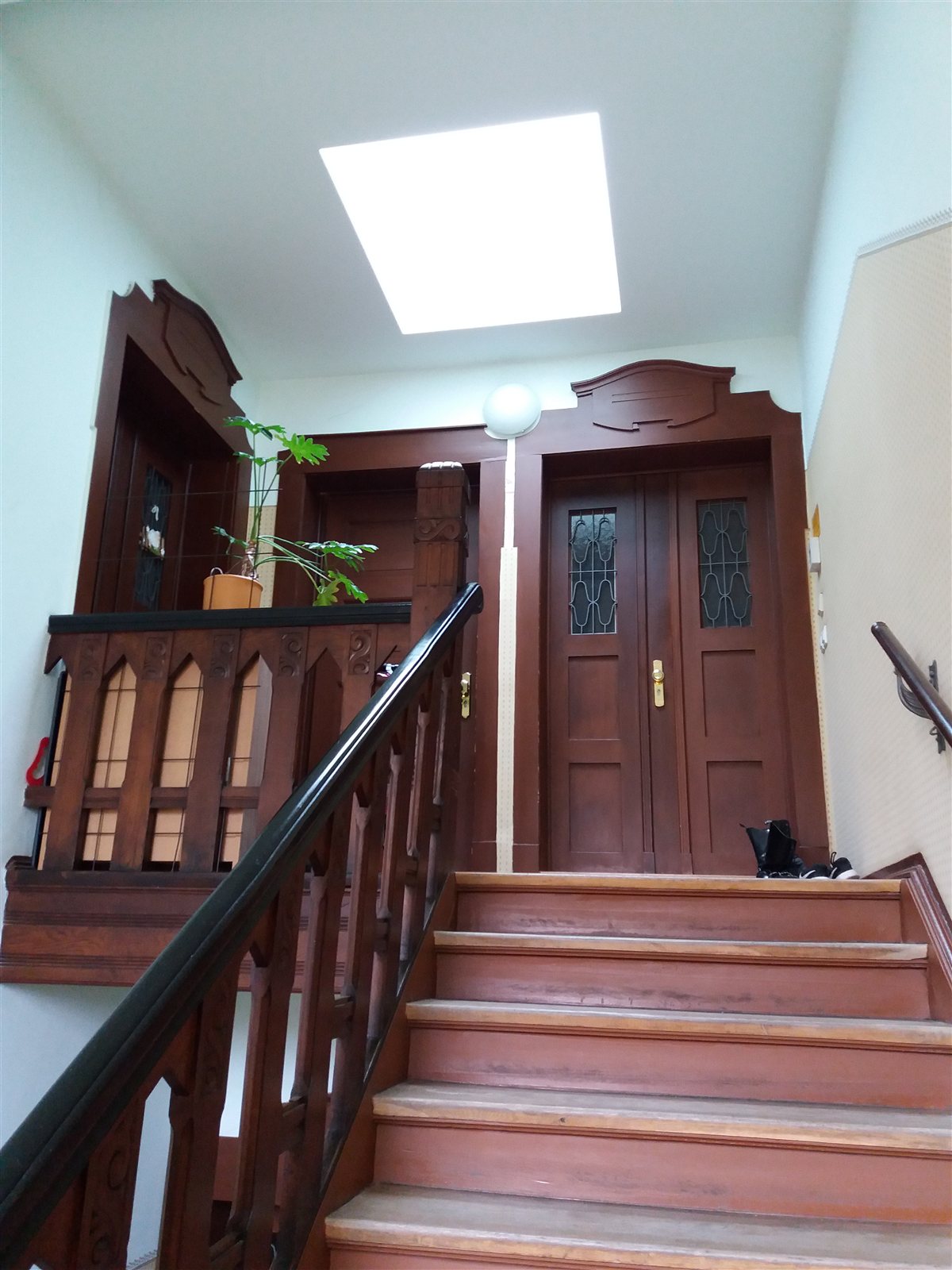 Holztreppe vor einer Altbau-Wohnungstür