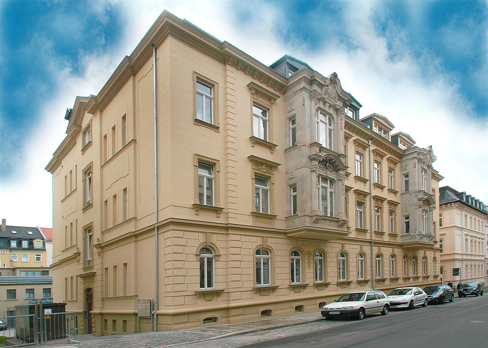 Gründerzeit-Eckhaus mit hellgelber Stuckfassade