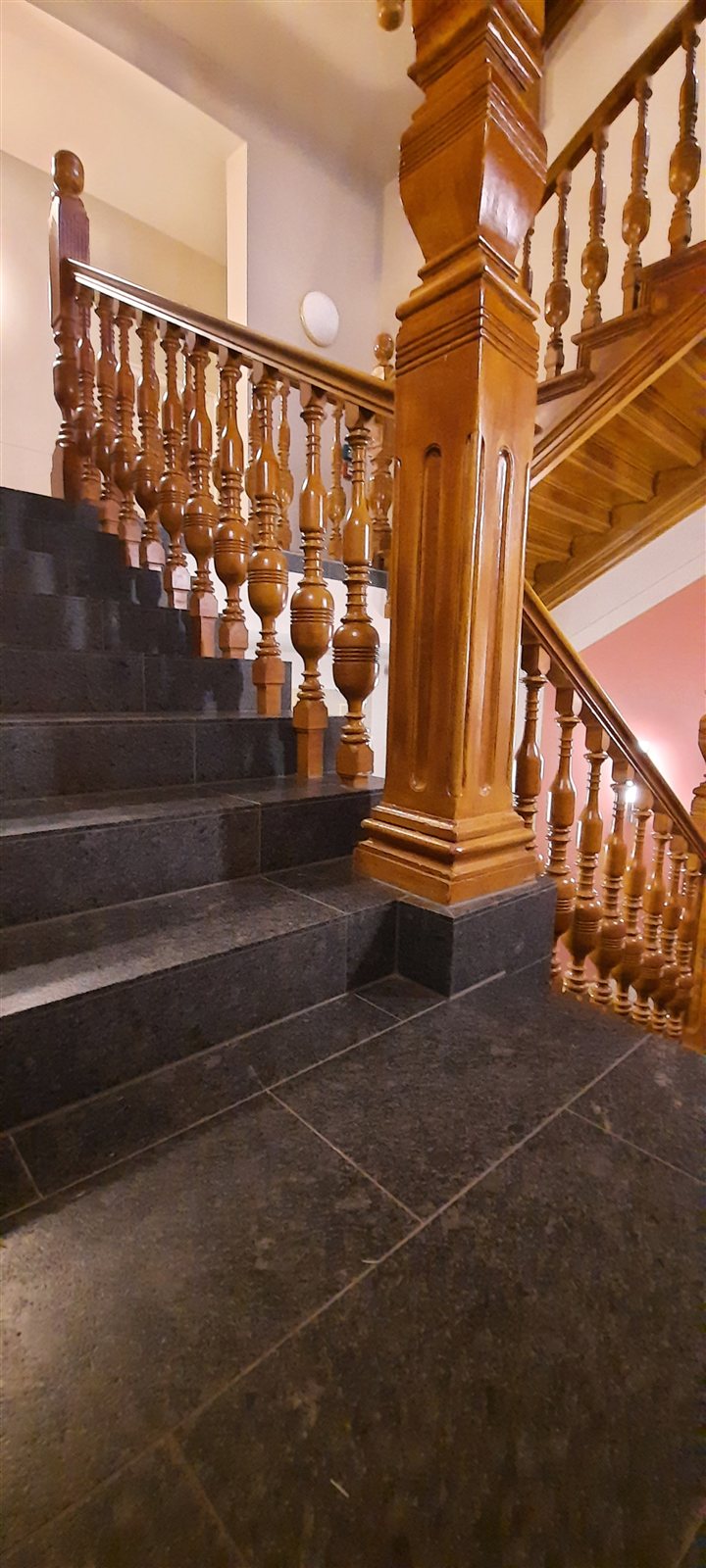 Geschnitzte Holzbalustrade im Treppenhaus