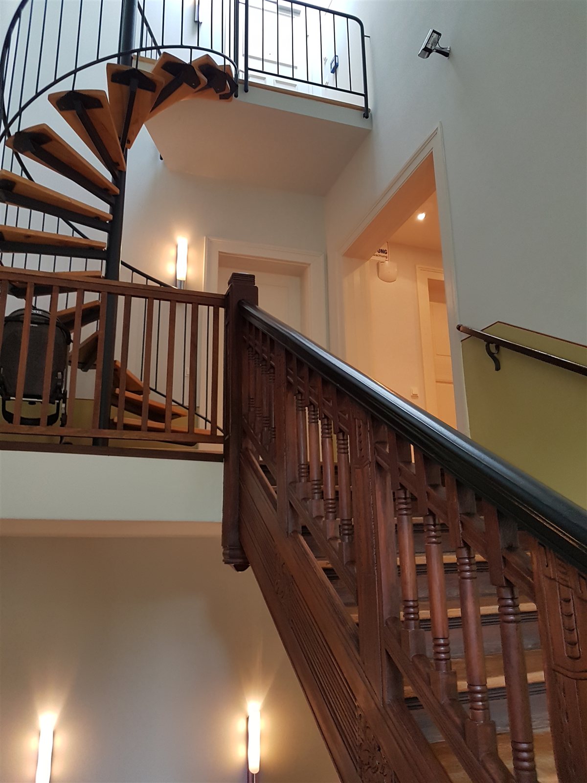 Treppenhaus mit hölzerner Wendeltreppe