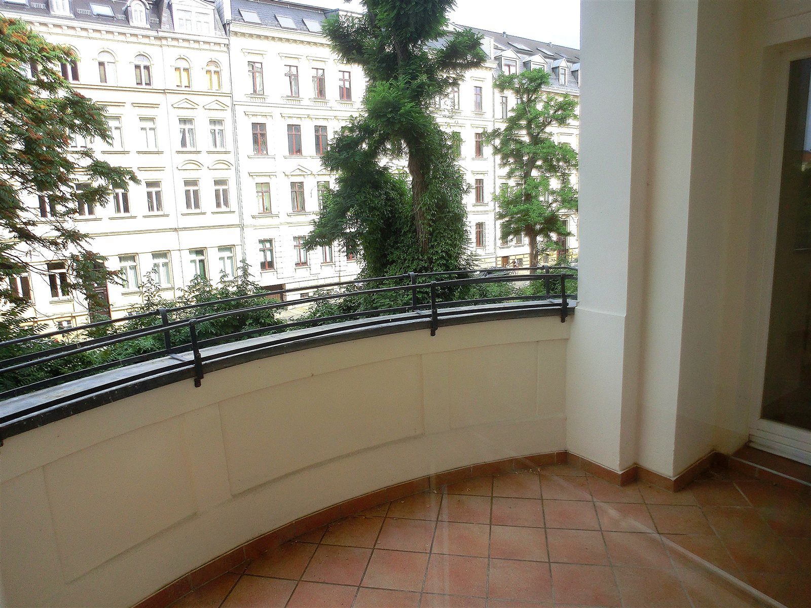 Runder Balkon mit Blick auf die Straße