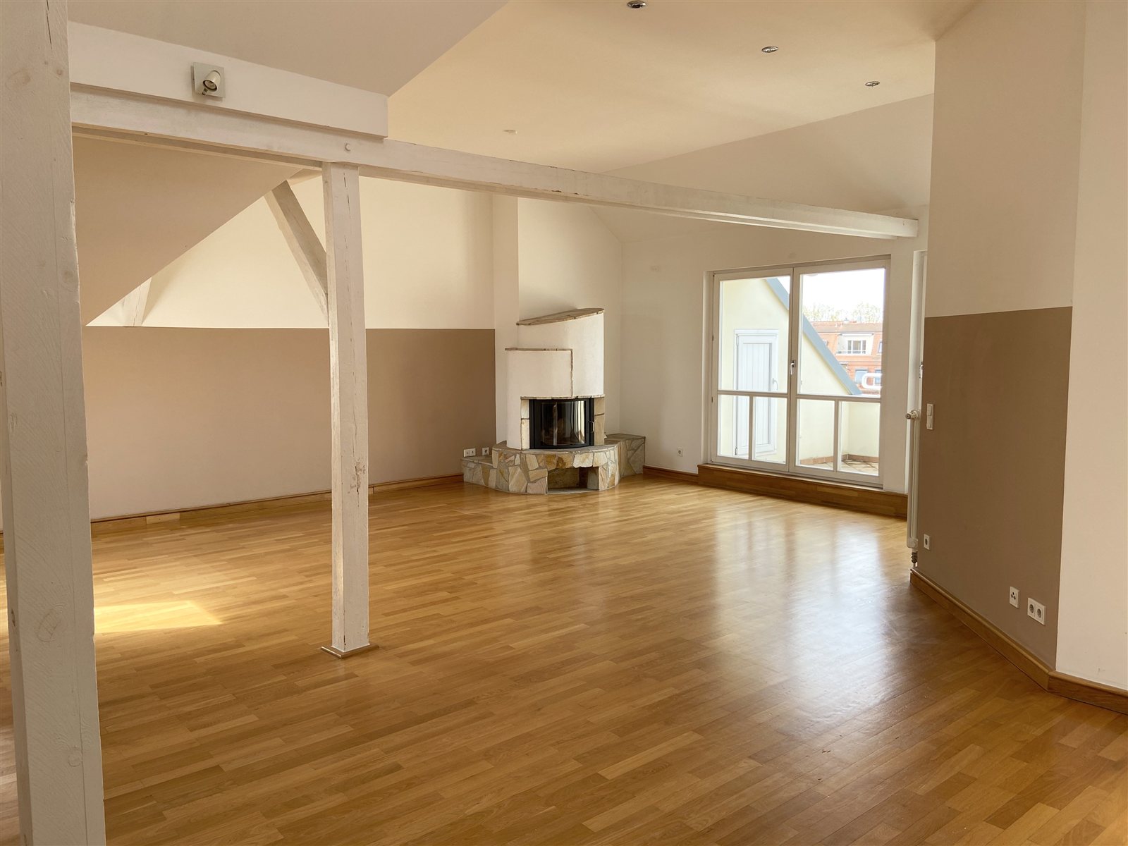 Dachgeschoss-Loft mit Kamin