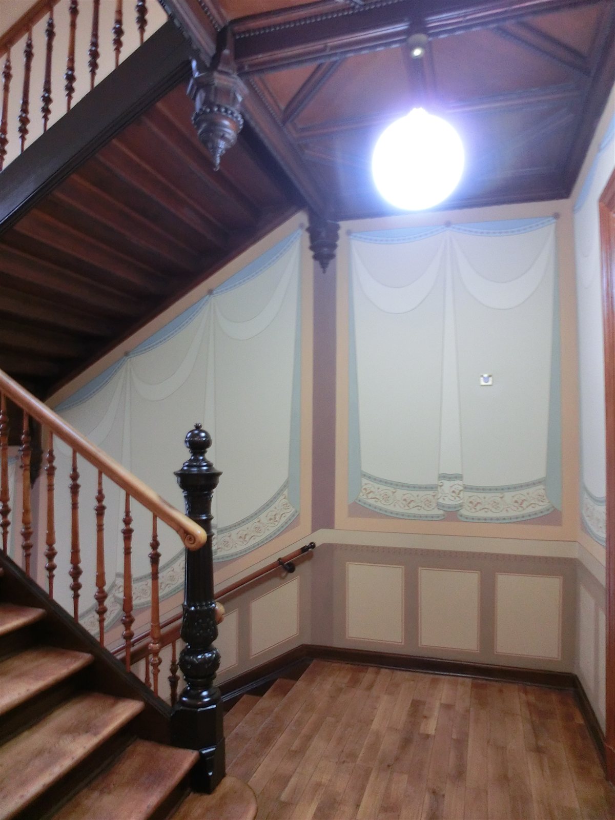 Historisches Treppenhaus mit Wandmalerei