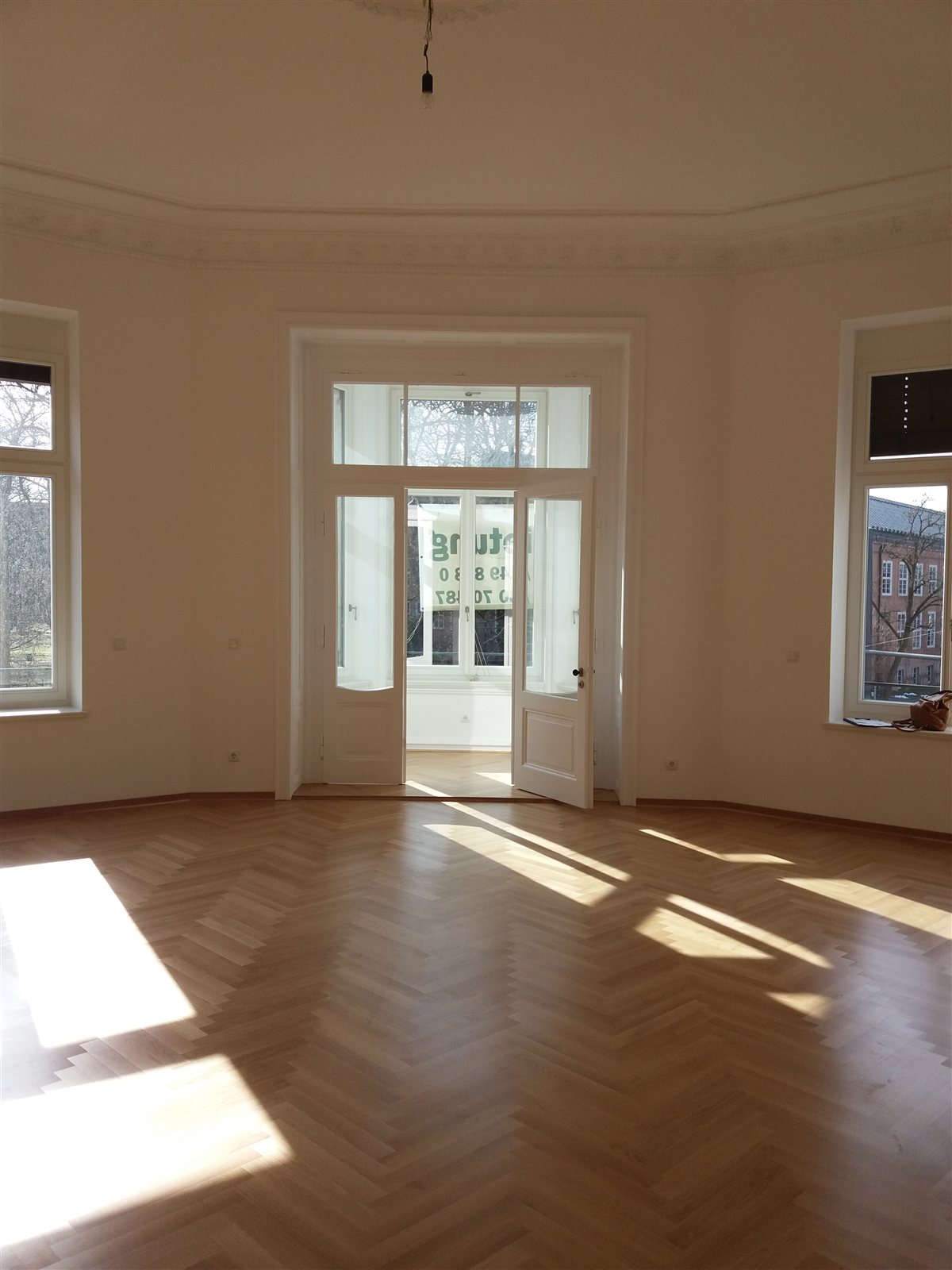 Sonniger Raum mit Balkontür