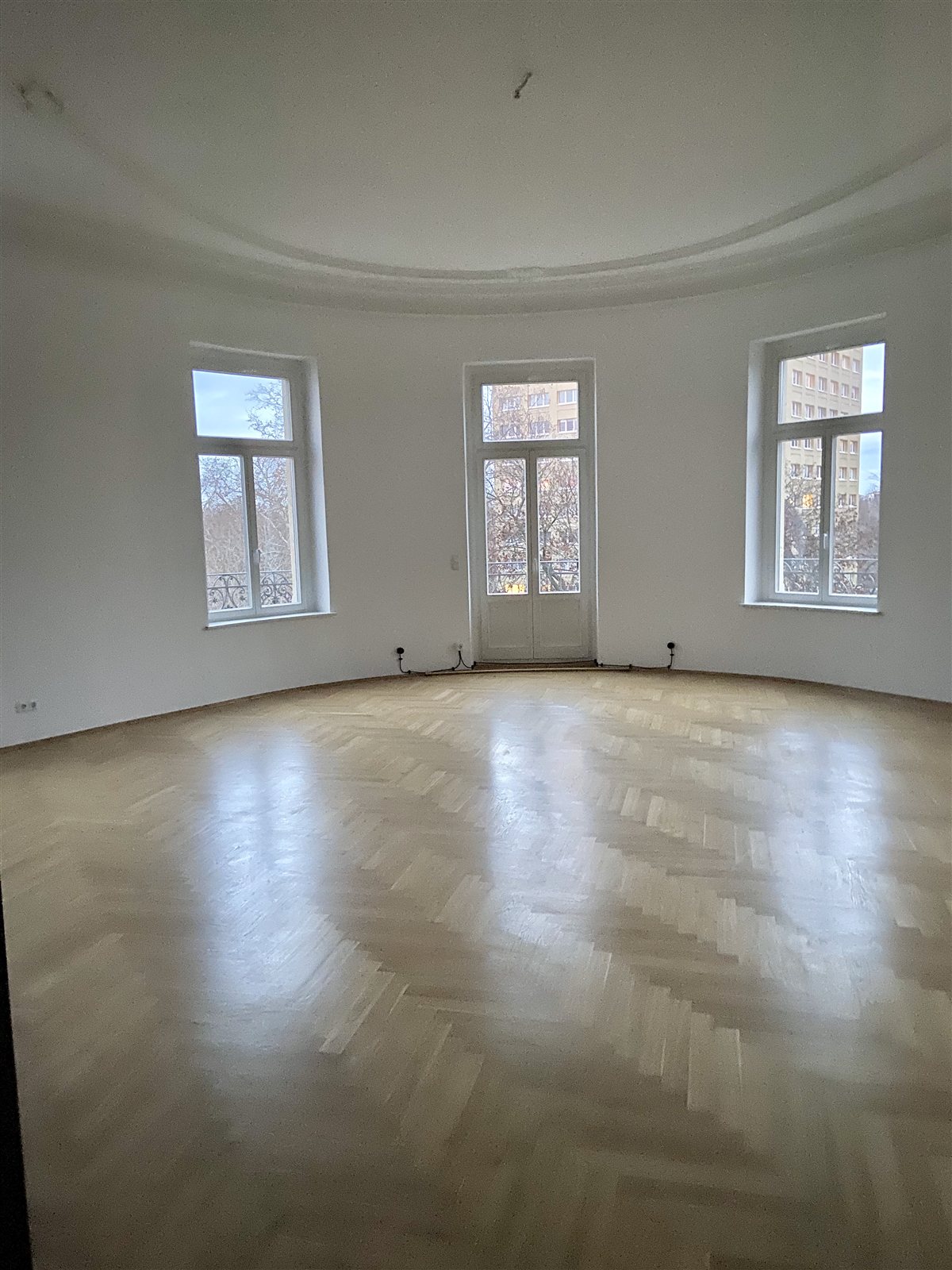 Runder Erkerraum mit Parkett