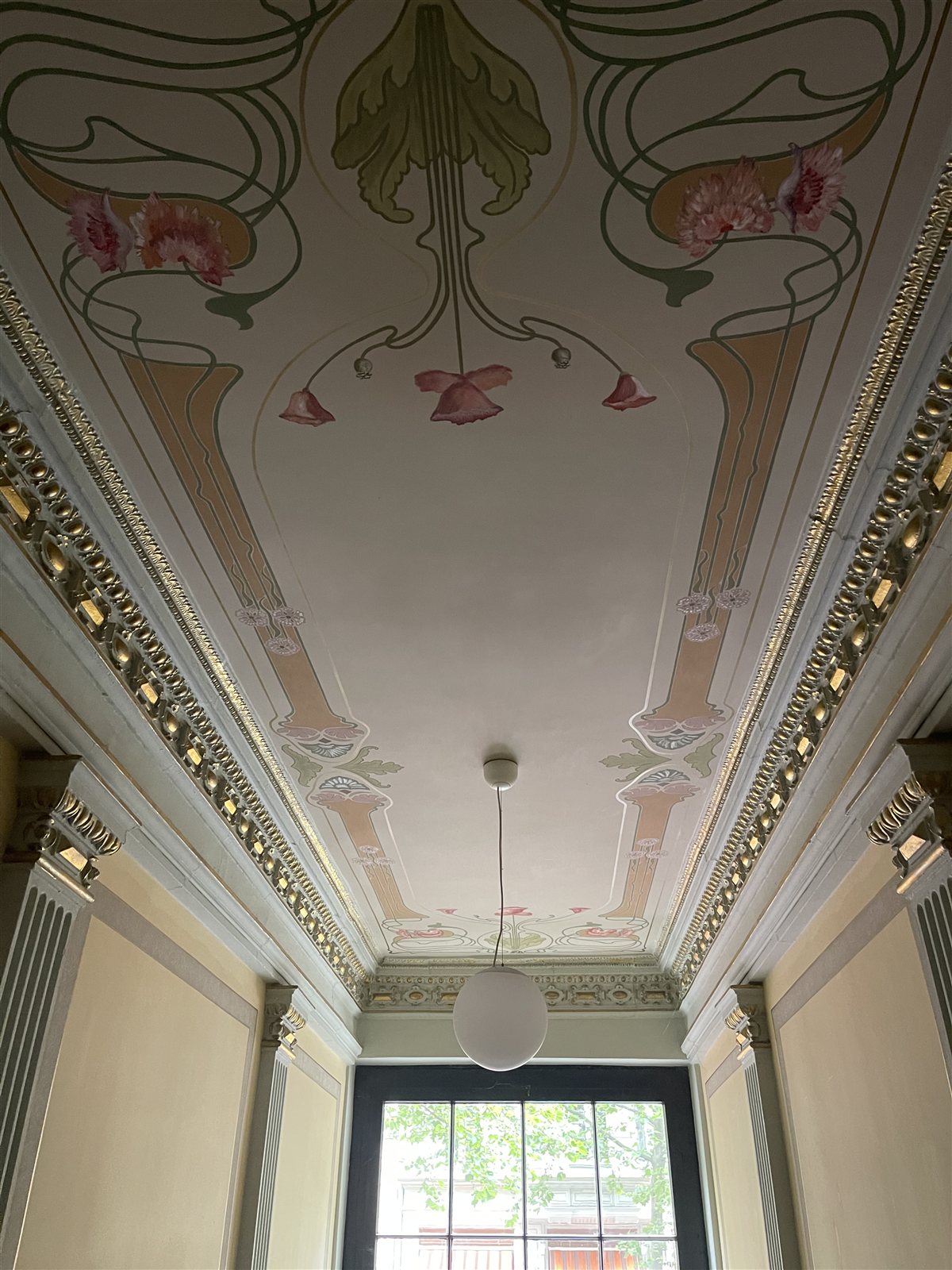 Hauseingang mit Jugendstil-Stuckdecke