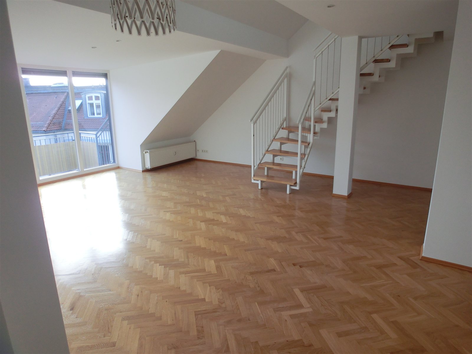 Maisonette mit Fischgrätparkett und Treppe
