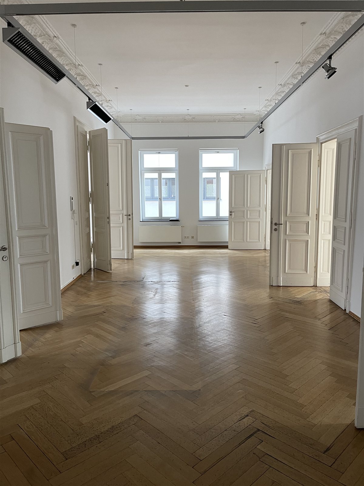 Enfilade mit offenen Flügeltüren und Parkett