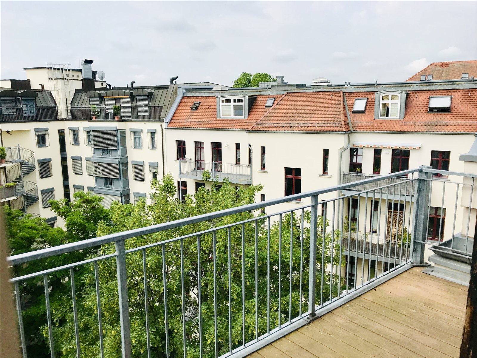 Dachterrasse mit Blick über Gründerzeitdächer