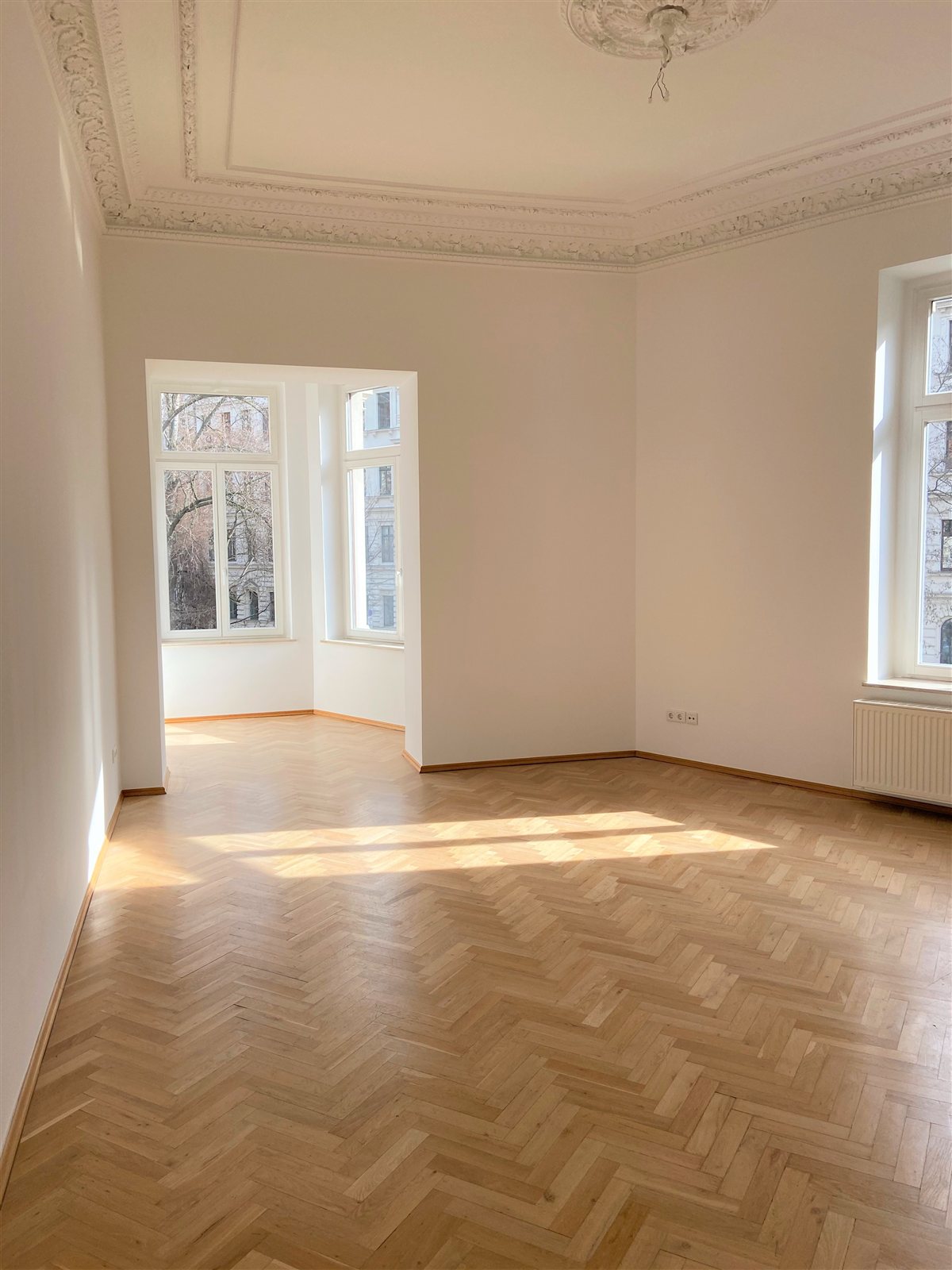 Sonniges Erkerzimmer mit Stuck