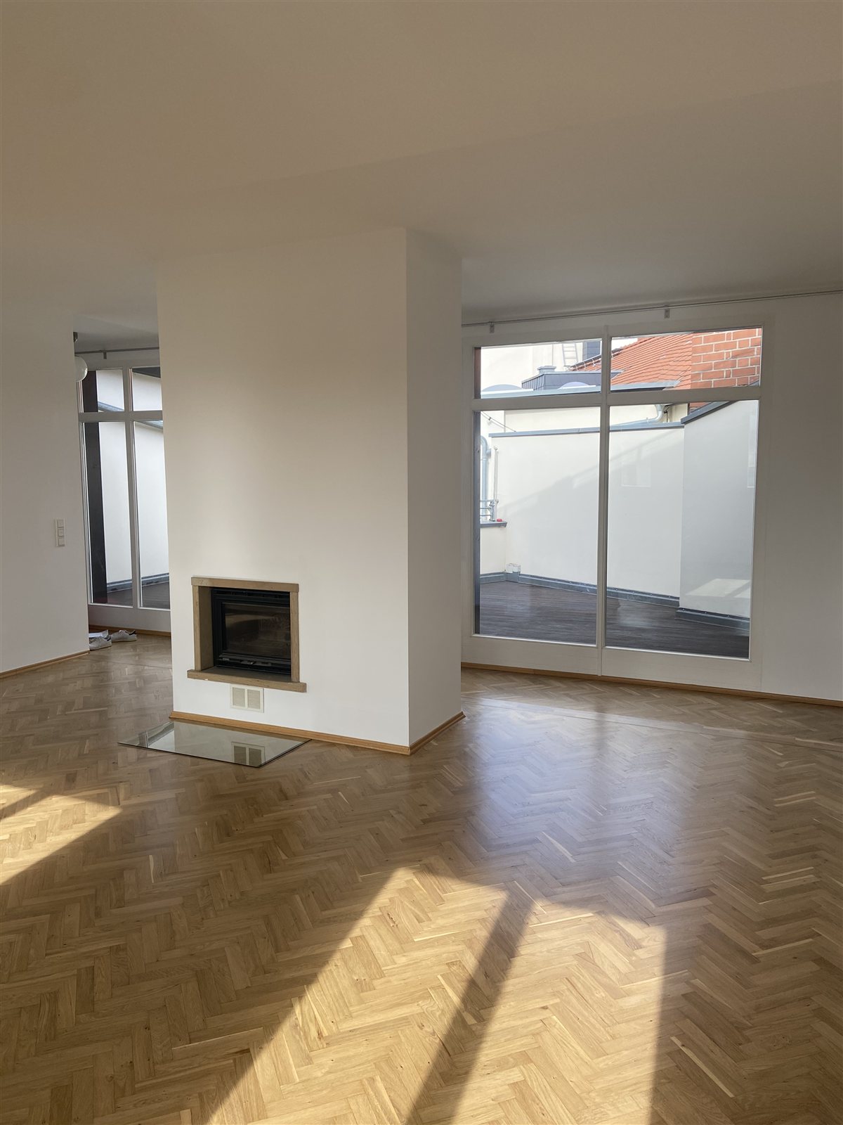 Wohnraum mit Kamin im Sonnenlicht
