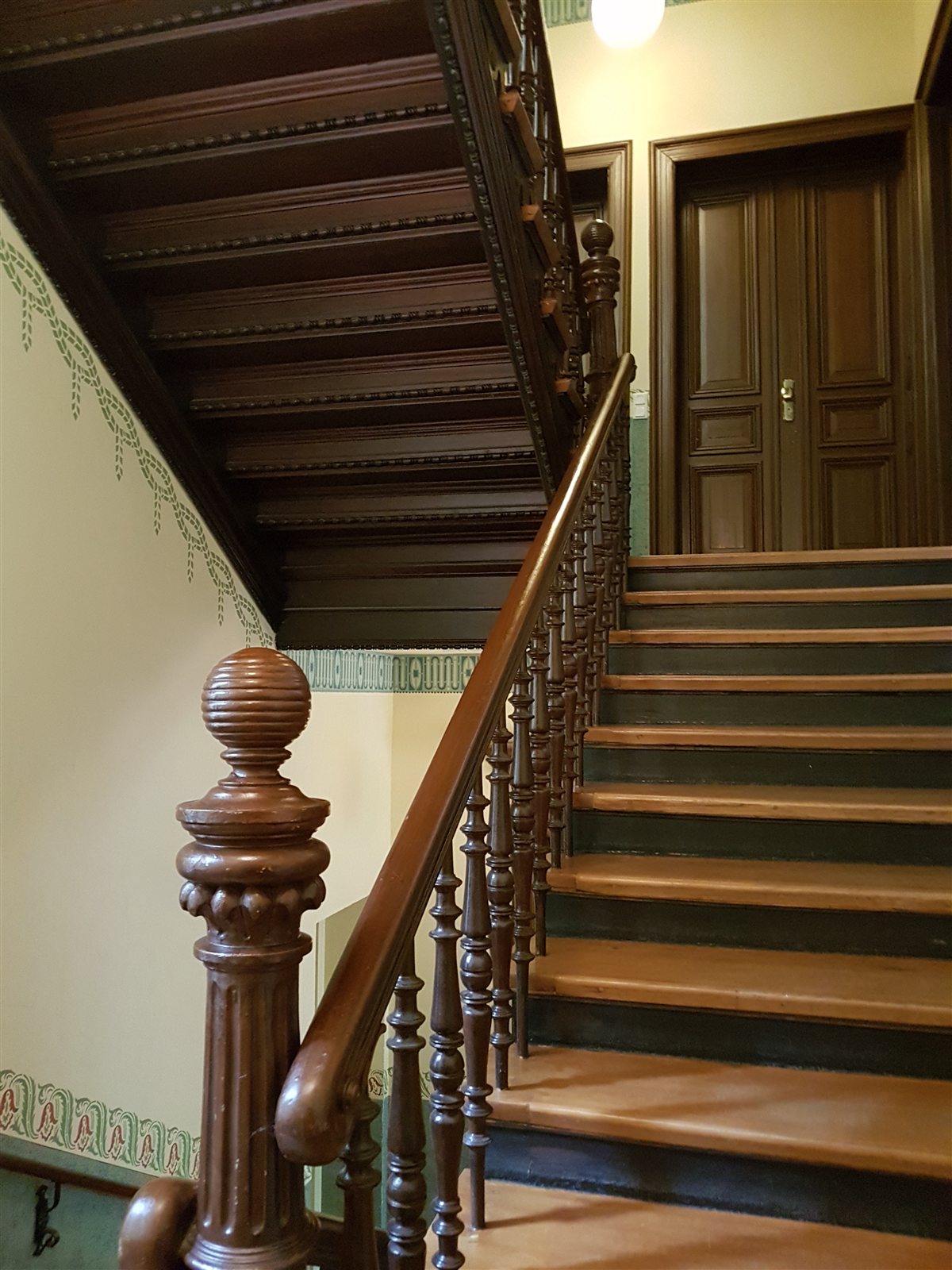 Denkmalgeschütztes Treppenhaus mit Holztreppe