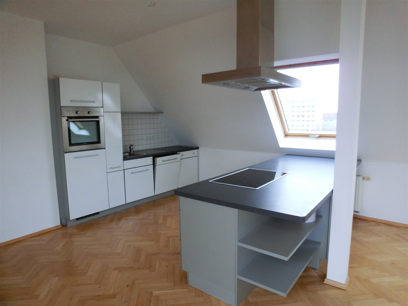 Dachgeschossküche mit Kochinsel