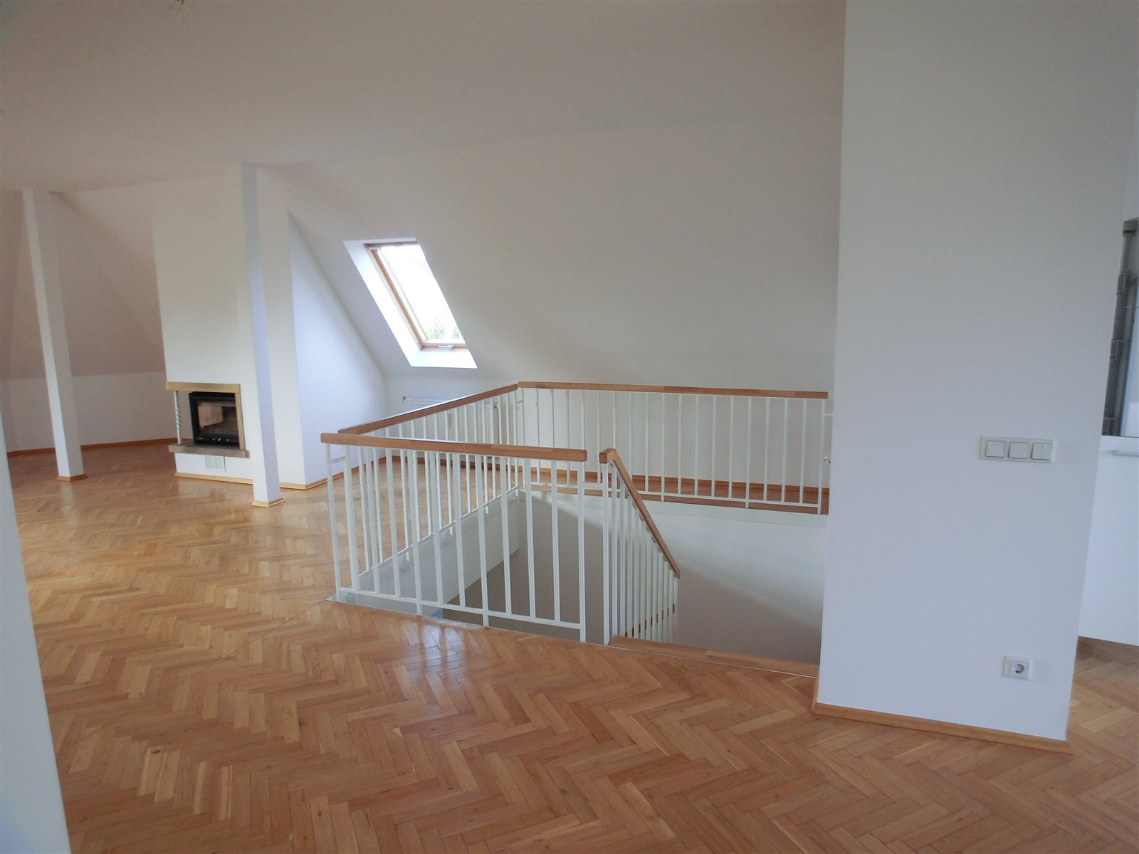 Dachgeschoss mit Kamin und Galerie