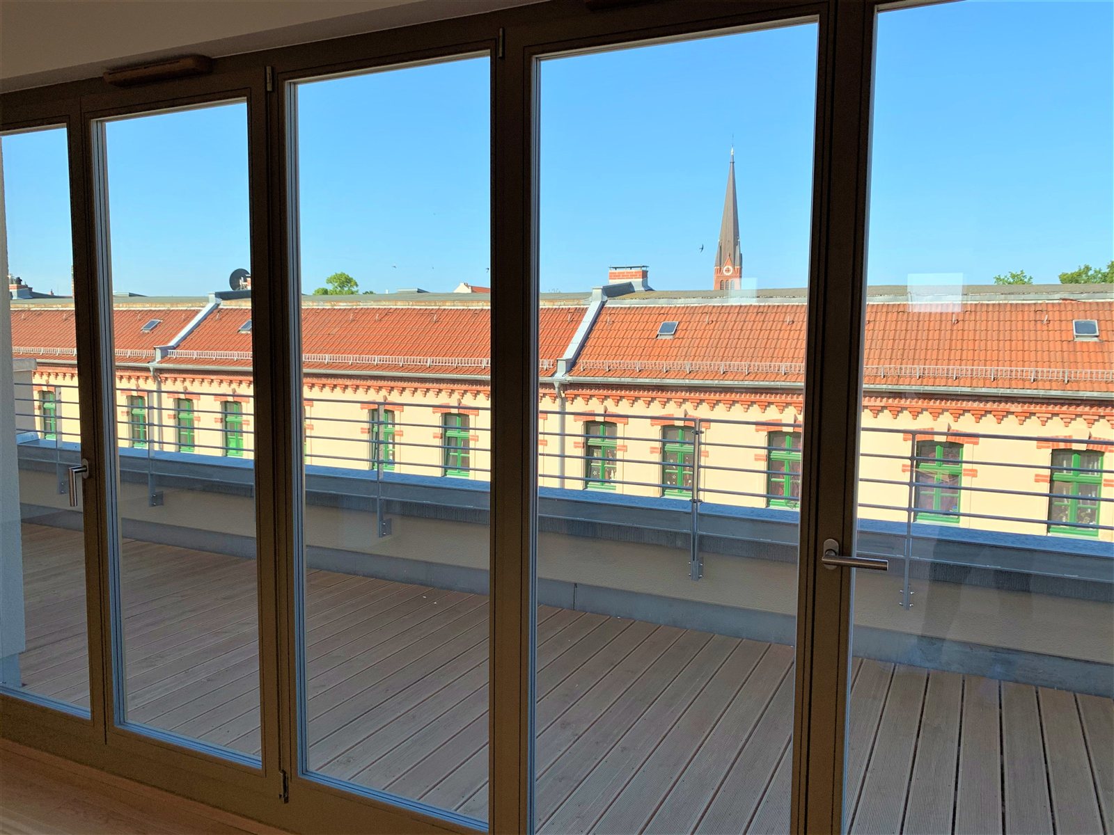 Dachterrasse mit Blick auf einen Kirchturm