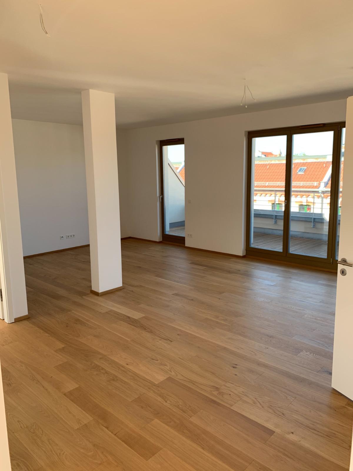 Dachgeschosswohnung mit Eichenparkett und Zugang zur Dachterrasse